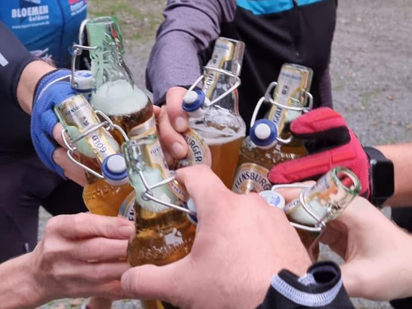 Bier_anstoßen
